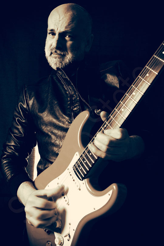 Stefano Stoto alla chitarra Stefano Stoto con chitarra stratocaster